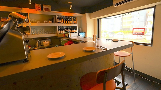 料理とワインが、自然と並ぶ空間。